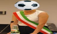 Tipico italiano, se cadesse tutto per il calcio? 
Tipico italiano, se cadesse tutto per il calcio?